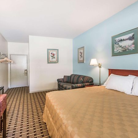 Super 8 By Wyndham Knoxville Downtown Area Екстер'єр фото