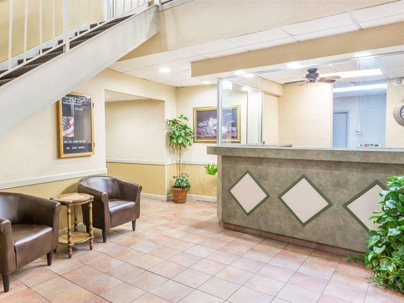 Super 8 By Wyndham Knoxville Downtown Area Екстер'єр фото